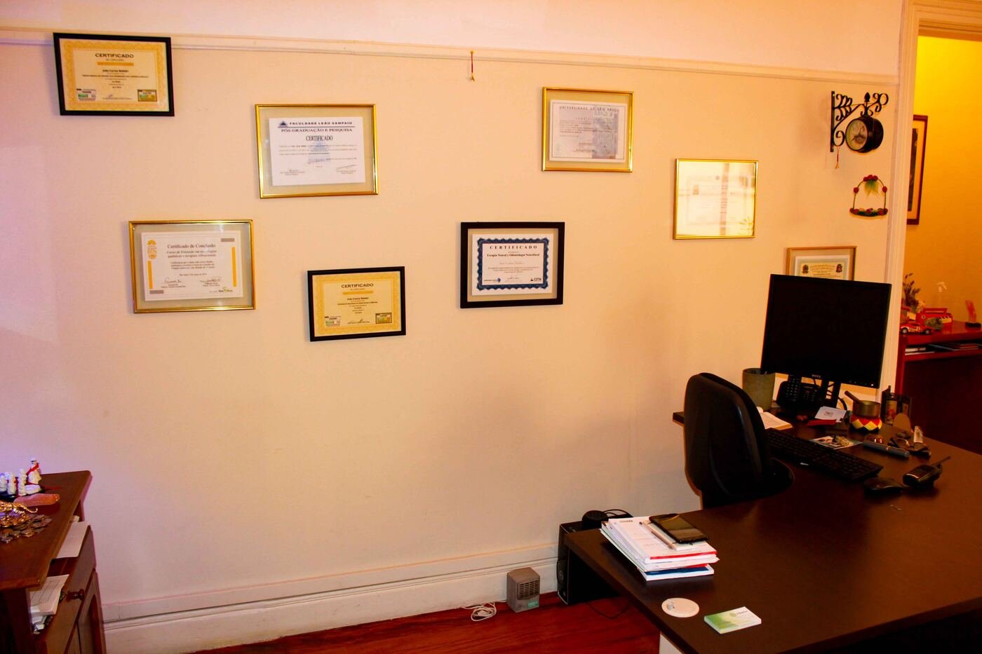 Parede de certificados no consultório
