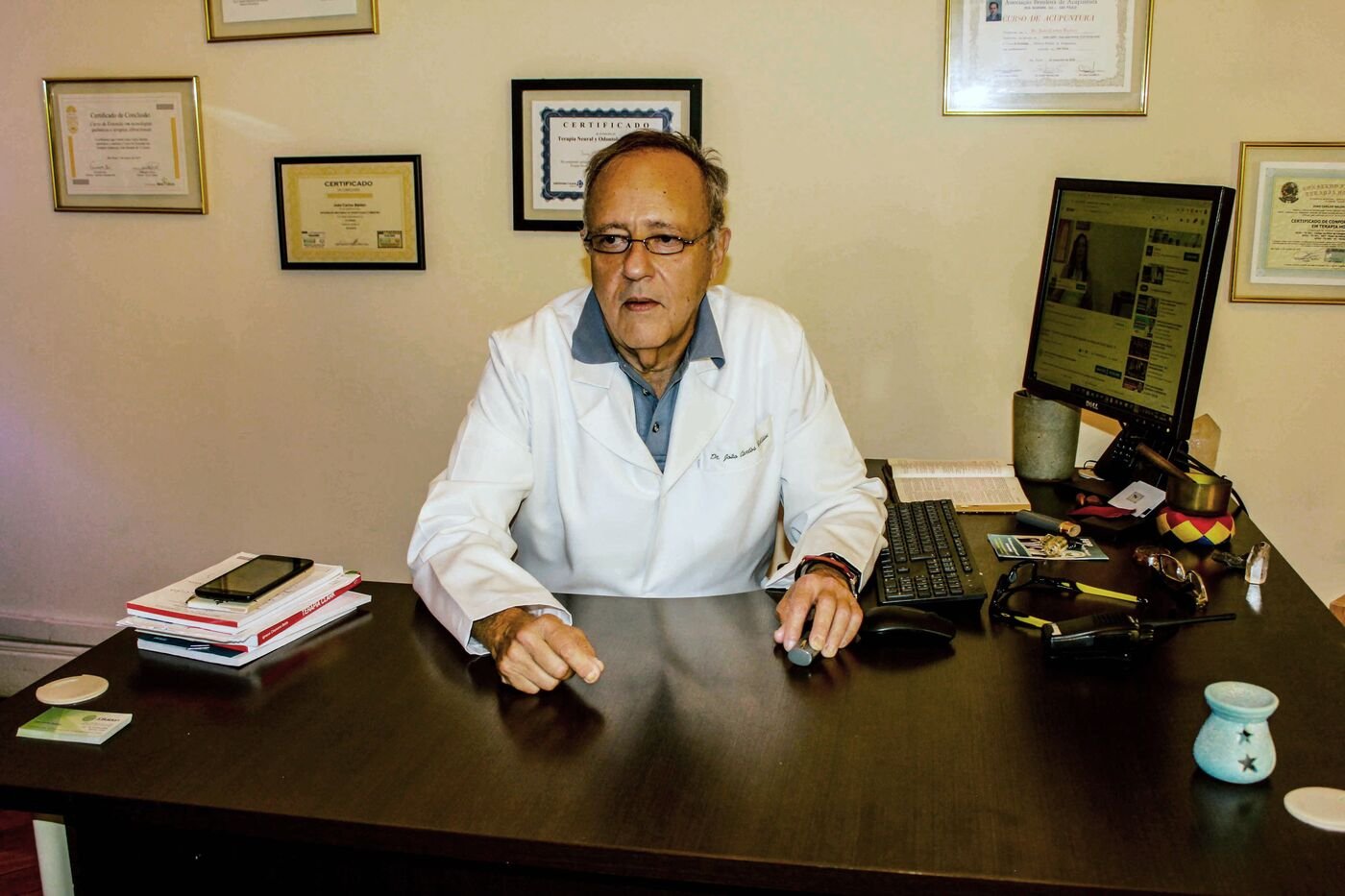 Dr. hc João Carlos Baldan em seu consultório